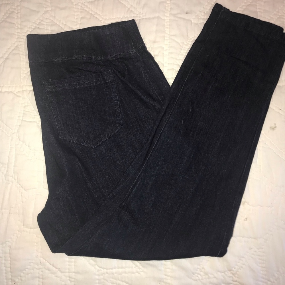Elastic waist, skinny jeans.
